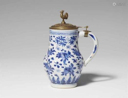 A blue and white tankard and cover. Kangxi period (1662-1722)The spiral moulded body [...]