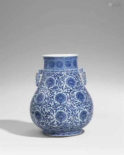 A large blue and white lotus scroll hu vase. 19th centuryWith a pear-shaped body and [...]