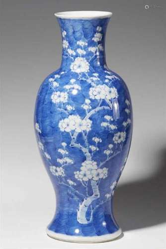 A blue and white baluster vase. Qing dynasty (1644-1911)Decorated with prunus [...]