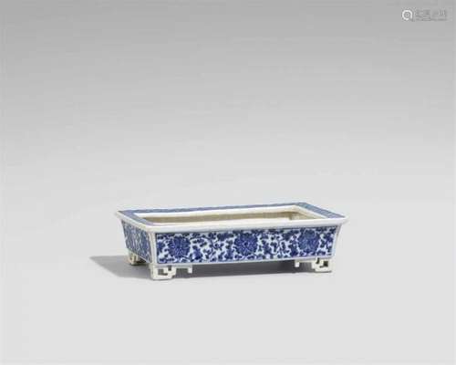 A blue and white jardinière. 19th centuryOf rectangular cross-section supported on [...]