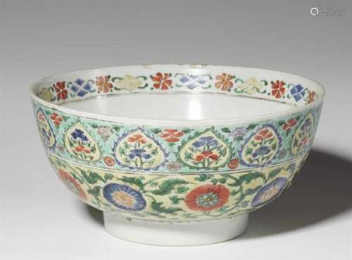 A famille verte bowl. Kangxi period (1662-1722)With rounded sides, decorated with flower