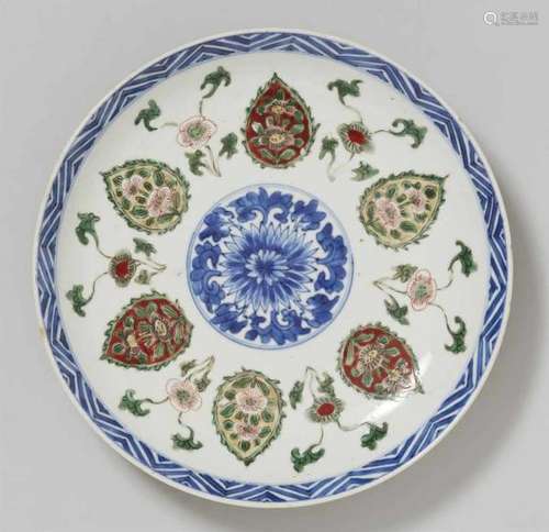 A famille verte saucer dish. Kangxi period (1662-1722)Decorated in underglaze blue [...]