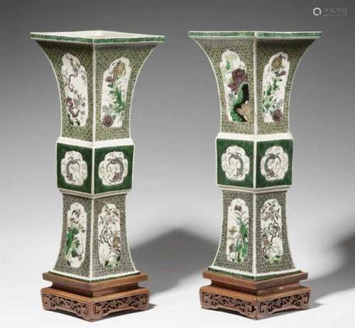 A pair of gu-shaped vases. 19th centuryOf square section, decorated with the Flowers [...]