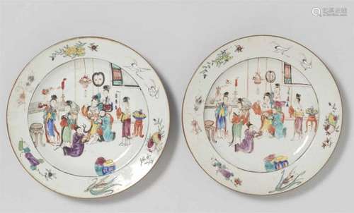 Two famille rose dishes. Yongzheng period (1722-1735)Decorated with a palace scene, [...]