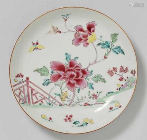 A famille rose dish. Qianlong period (1735-1796)Of saucer form, decorated with [...]