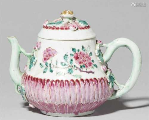 A small famille rose teapot. Yongzheng period (1722-1735)Moulded with two rows of [...]