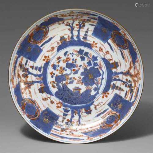 A large Chinese Imari dish. Around 1700Of saucer form, painted in underglaze-blue, [...]