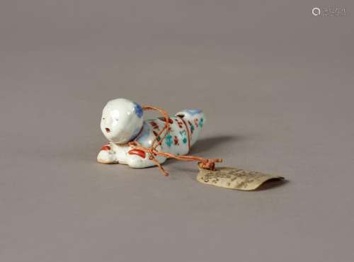 JAPON. Petit sifflet en porcelaine en forme d'enfa…