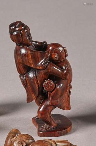 Okimono érotique en bois de makassar. Vers1950.