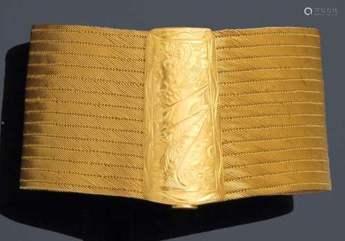 Sozer. Bracelet manchette en tissu d'or jaune 916°…