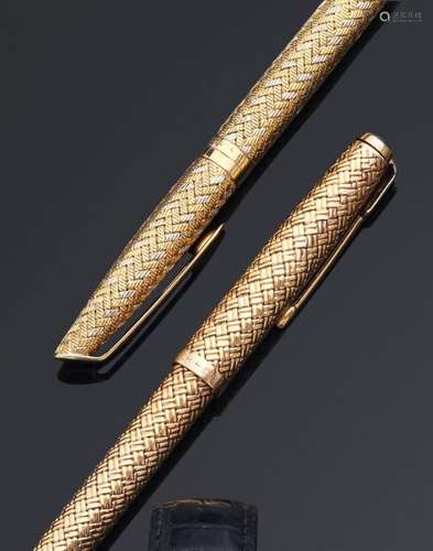 Deux stylos roller : \nChaumet Paris. Stylo au corp…