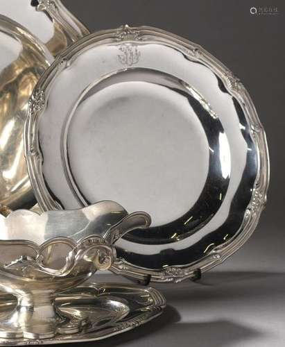 Assiette plate en argent, à contours chantournés à…