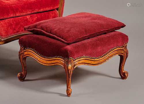 Bout de pied en noyer mouluré. Style Louis XV. H: …