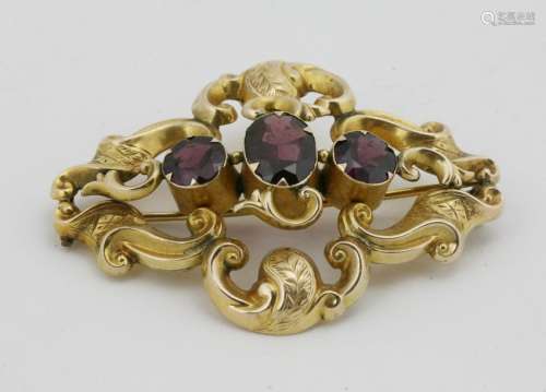 A 9ct gold Brooch, with three rhodolite garnets. (…