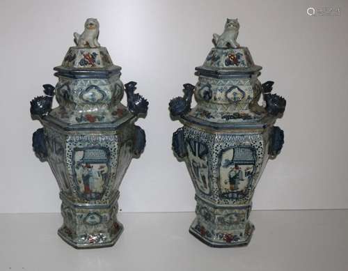 A pair of 18th Century Chinese style blue and whit…