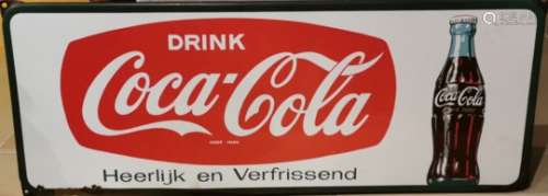 Plaque émaillée rectangulaire de la marque COCA-COLA destinée aux Pays-Bas, [...]