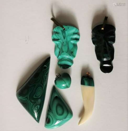 Ensemble de bijoux en Malachite taillés dans les années 50 dont 2 masques du Congo [...]