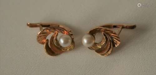 Paire de boucles d'oreilles en or 18 ct avec perle de culture de 4 mm - Poids brut : [...]