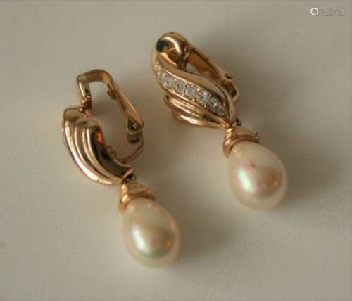 Paire de boucles d'oreilles en or 18 ct avec perle en forme de goute et rangée de 8 [...]