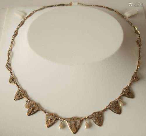 Collier ancien (vers 1900) en or jaune 18 ct, décor Art Nouveau et petites perles de [...]