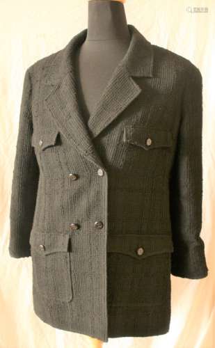Veste noire CHANEL de style trench coat croisé en laine, taille 48 + jupe droite [...]