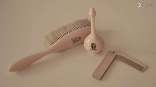 Nécessaire de toilette pour le voyage, en ivoire, monograme A M V doré : brosse, [...]