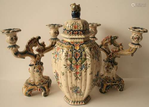 Ensemble de faïences de ROUEN, motifs floraux, XIXe siècle : 2 bougeoirs et un vase [...]