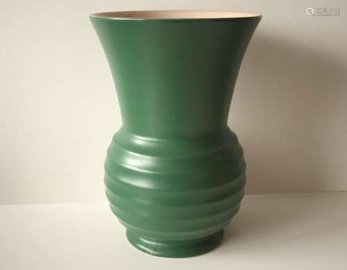 Vase VILLEROY & BOCH 7 fontaines, forme chardon, couleur vert sapin, fêlure [...]