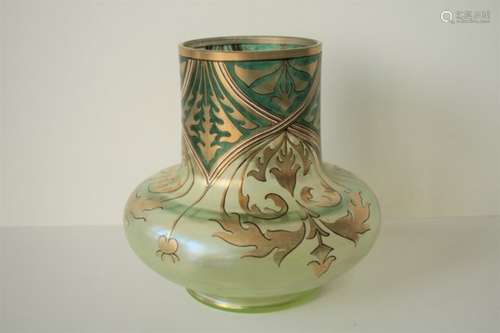 Vase par Fritz HECKERT, Kunstglass Industrie 1866-1923, Verre irisé vert de forme [...]