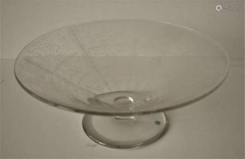 Coupe à fruits BACCARAT de forme pyramidale reposant sur un pied, décor gravé, [...]