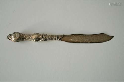 Couteau à gâteau en argent anglais (Londres), Orfèvre A.H, XIXe - Poids : 55 g - [...]