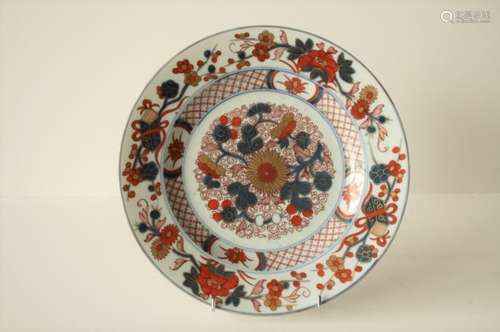 Assiette en porcelaine dans le gout de l’Imari chinois, Japon, XXe, Le centre à [...]