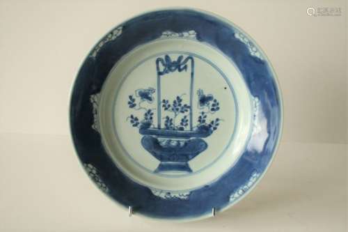 Assiette en porcelaine bleu blanc, Chine, XVIIIe, A décor central d’un panier [...]