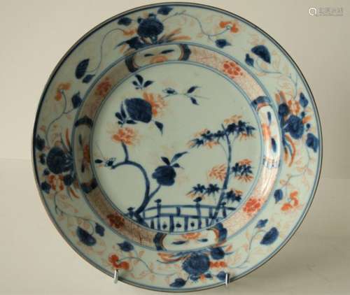 Assiette en porcelaine Imari chinois, Chine, XVIIIe, Le centre à décor de fleurs, [...]