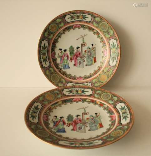 Paire d'assiettes en porcelaine de Canton, Chine, XXe, Circulaires, le centre [...]