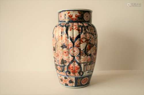 Vase en porcelaine Imari, Japon, XIXe, La panse côtelée, surmontée d’un court [...]