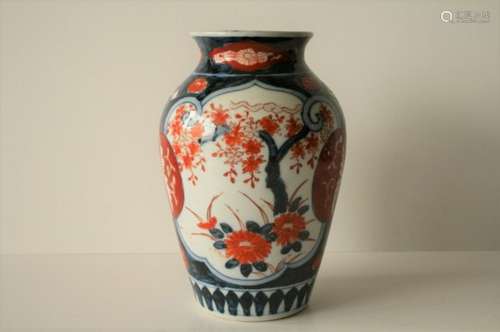 Petit vase en porcelaine Imari, Japon, XIXe, A décor d’arbre de sakura et [...]