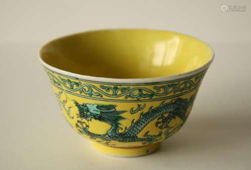 Coupe en porcelaine à fond jaune, Chine, XXe, L’extérieur à décor de dragons à [...]