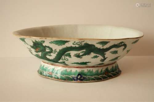 Coupe à pied en porcelaine à décor de dragons, Chine, fin XIXe-début XXe - [...]