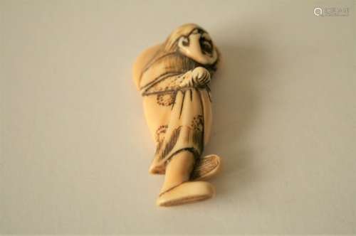 Netsuke plat en ivoire sculpté, Japon, fin du XIXe, Représentant un homme debout - [...]