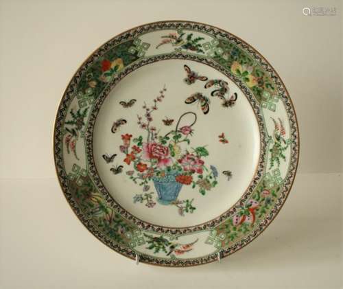 Assiette en porcelaine de Canton, Chine, XIXe, Le centre décoré de vase fleuri et [...]