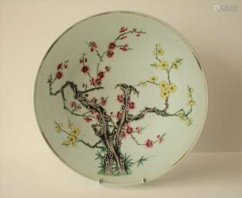 Plat en porcelaine polychrome, Chine, XIXe, A décor d’arbres de prunus - Diamètre [...]