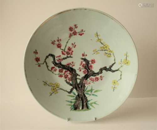 Plat en porcelaine polychrome, Chine, XIXe, A décor d’arbres de prunus - Diamètre [...]