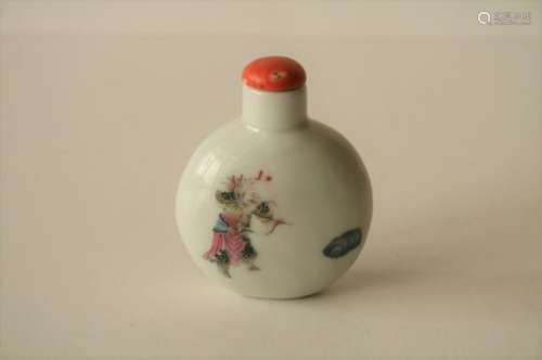 Tabatière en porcelaine famille rose, Chine, début du XXe, La panse globulaire, à [...]