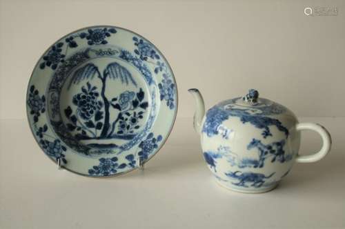 Coupelle et théière en porcelaine bleu blanc, Chine, XVIIIe, La coupelle [...]