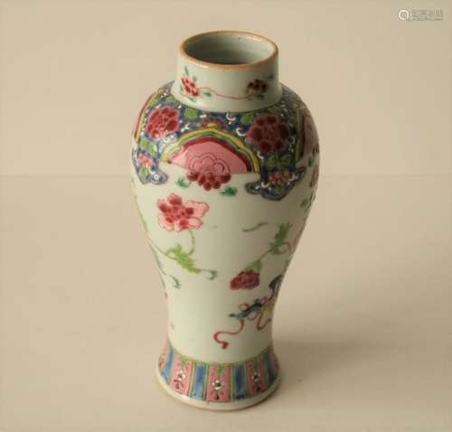 Petit vase en porcelaine famille rose, Chine, fin du XVIIIe, Balustre, à décor [...]