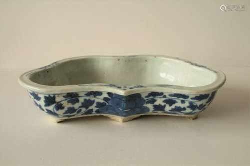 Coupe en porcelaine bleu blanc, Chine, XIXe, De forme lobée, reposant sur cinq [...]