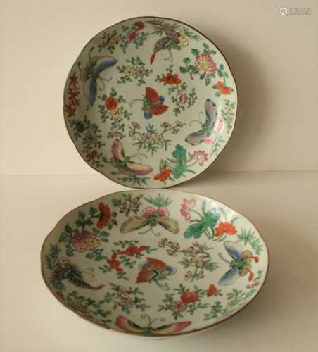 Deux assiettes en porcelaine polychrome, Chine, XXe, A décor de papillons et fleurs, [...]