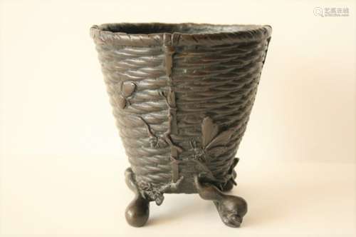 Petit vase en bronze, Japon, XXe, imitant le panier en osier, reposant sur quatre [...]