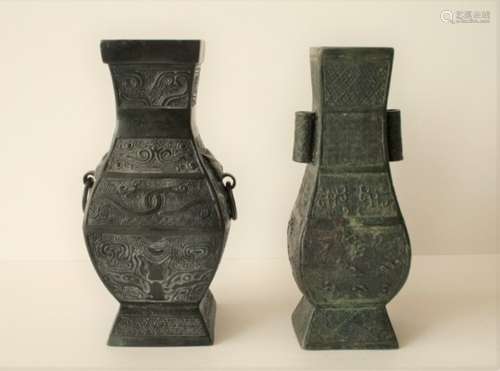 Deux vases en bronze archaïsant, Chine, XIXe, De forme balustre carrée, la panse à [...]